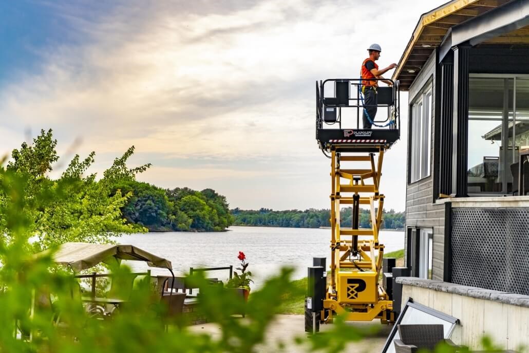 Plafolift scissor lift for lifting people and loads for work at heights